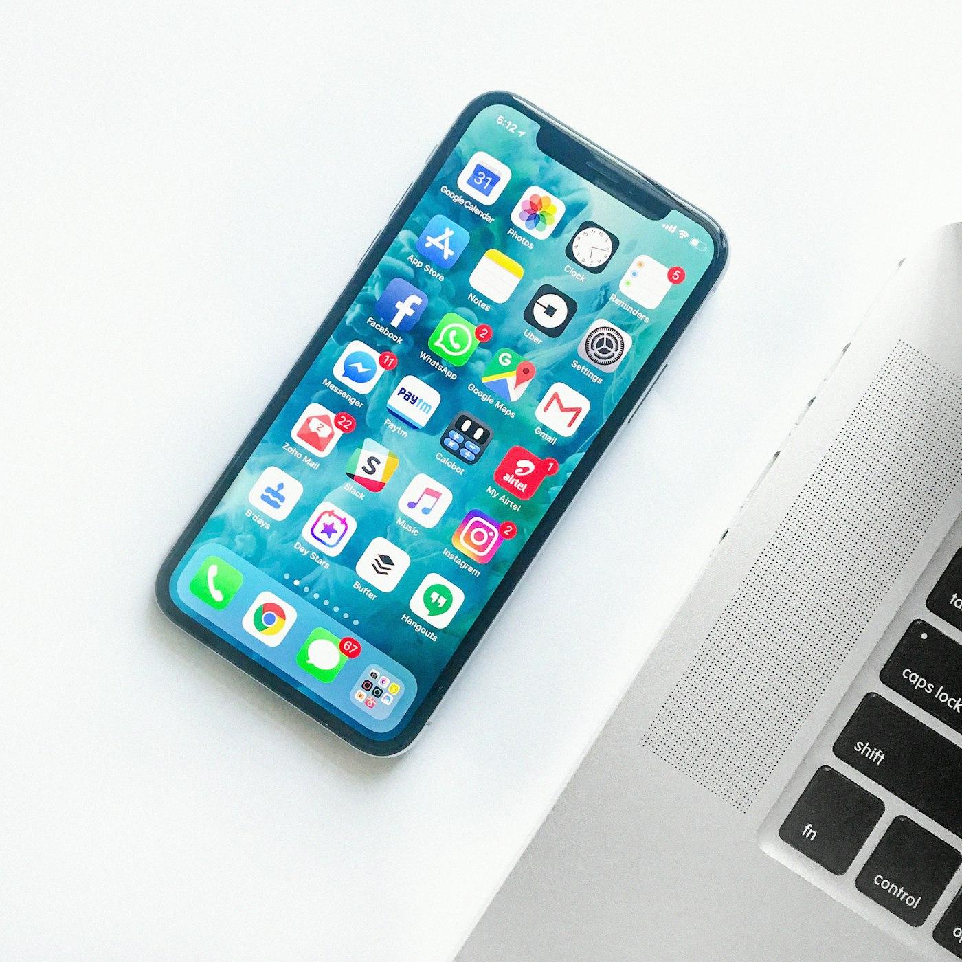 Elde tutulan akıllı telefon ve mobil uygulama arayüzü