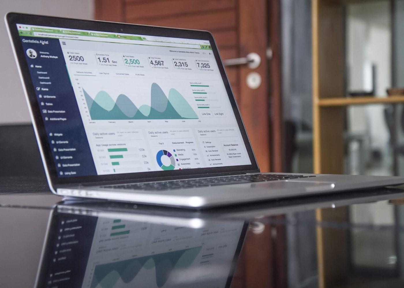 Laptop üzerinde SEO ve analitik raporları