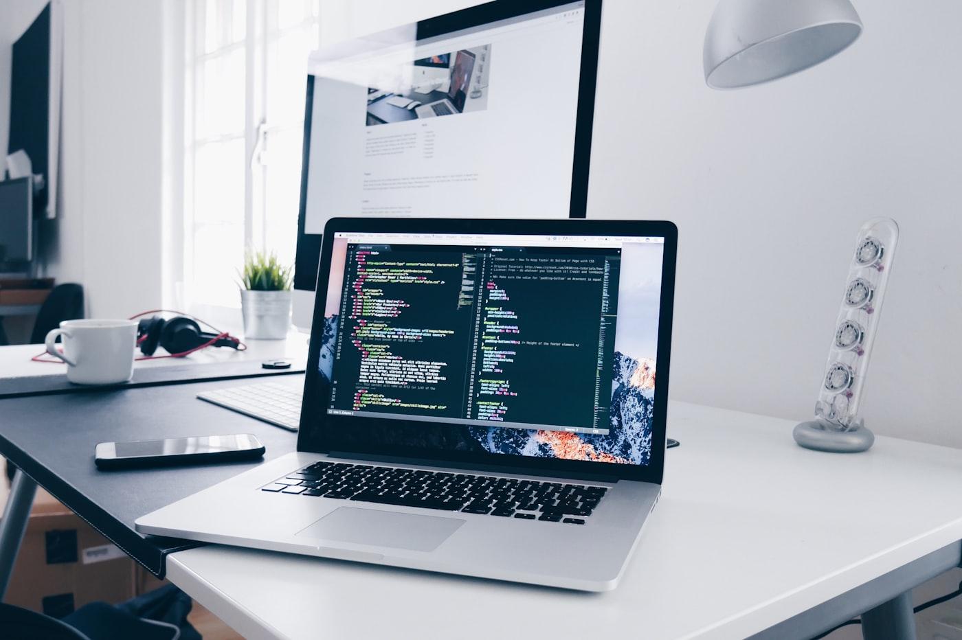 Laptop üzerinde kod editörü ve web geliştirme ekranı